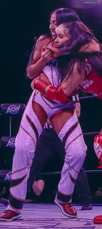 Indi Hartwell photo 2 of 884