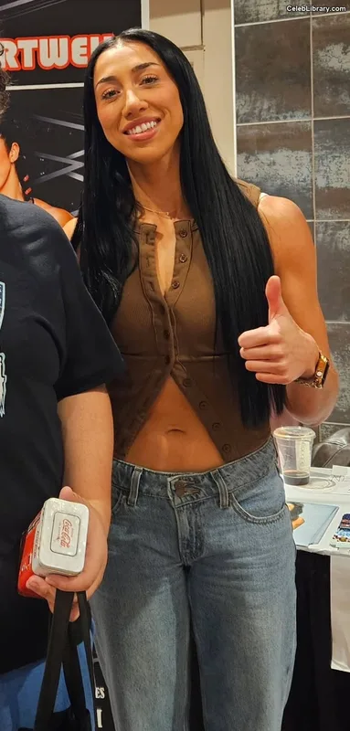 Indi Hartwell photo 9 of 884