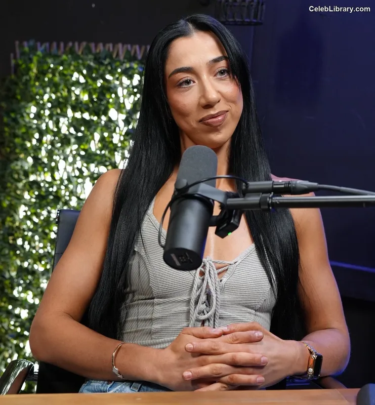 Indi Hartwell photo 18 of 884