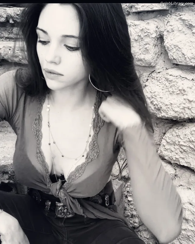 India Eisley photo 4 of 45