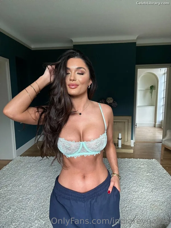 India Reynolds photo 24 of 1236