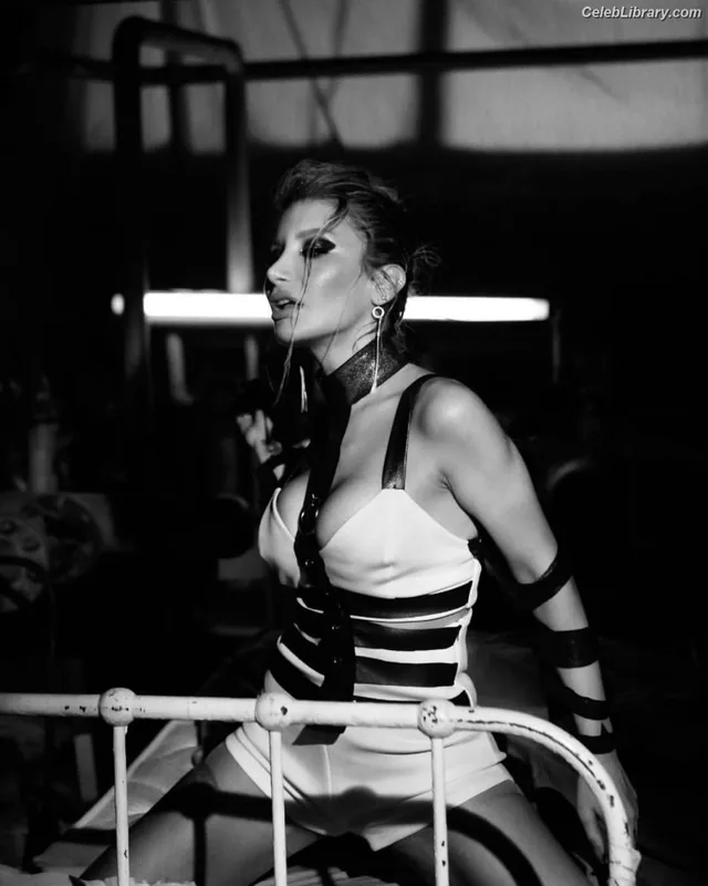 Irem Derici photo 1 of 53