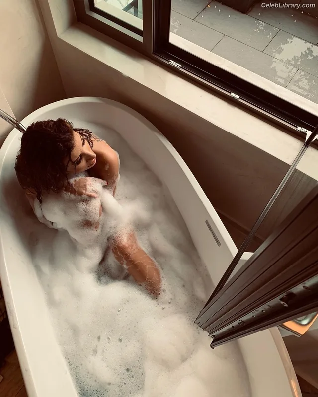 Irem Derici photo 2 of 53
