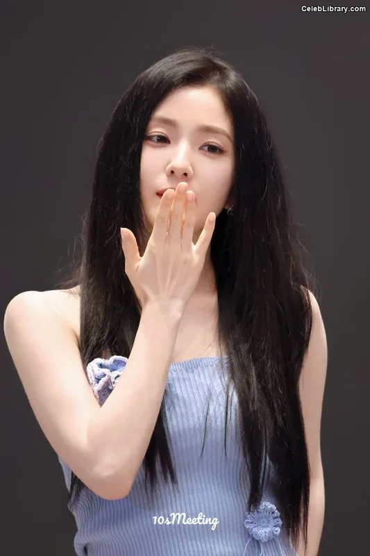 Irene  (Red Velvet) photo 15 of 94