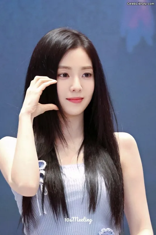 Irene  (Red Velvet) photo 17 of 94