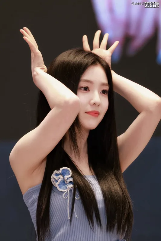Irene  (Red Velvet) photo 19 of 94