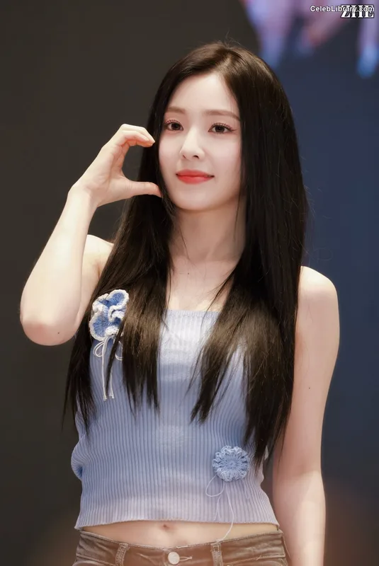 Irene  (Red Velvet) photo 22 of 94