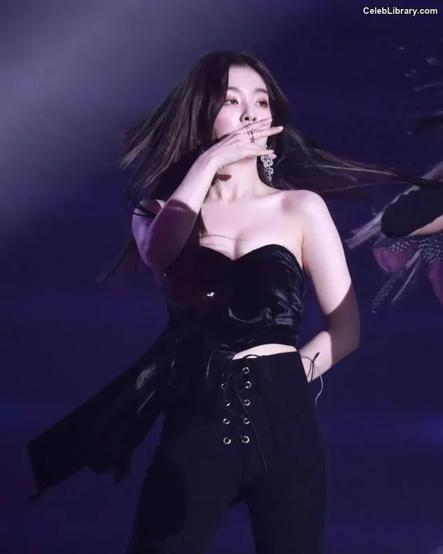 Irene  (Red Velvet) photo 8 of 94