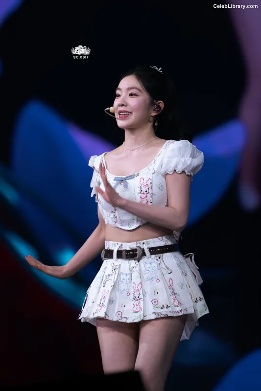 Irene  (Red Velvet) photo 15 of 94