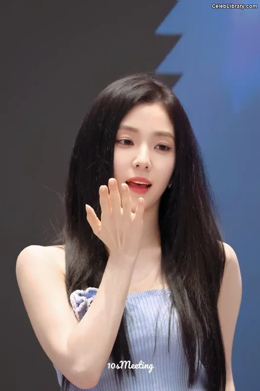 Irene  (Red Velvet) photo 19 of 94