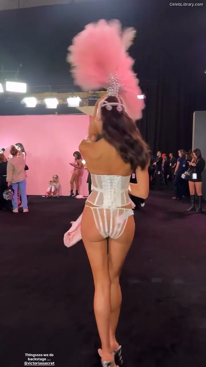 Irina Shayk photo 6 of 1221