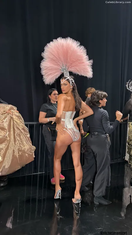 Irina Shayk photo 5 of 1219