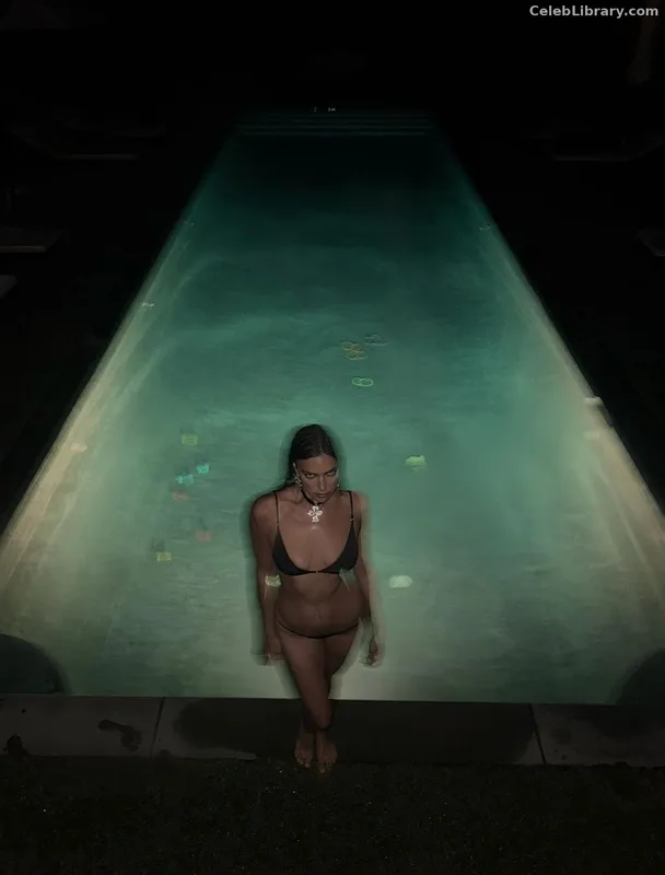 Irina Shayk photo 7 of 1219