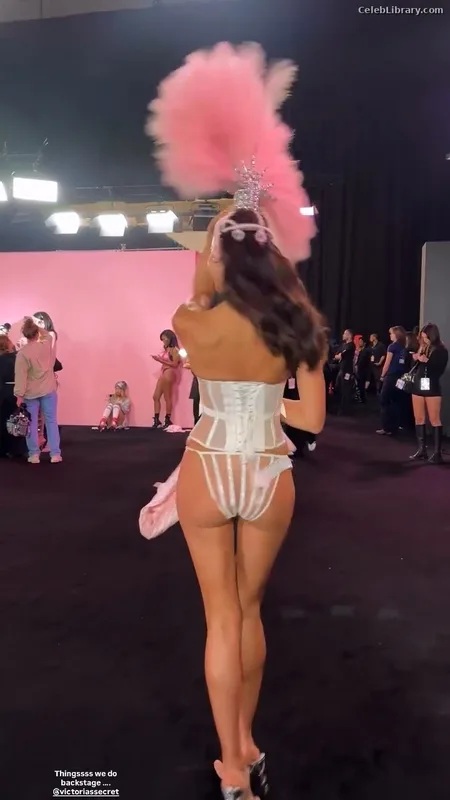 Irina Shayk photo 5 of 1219