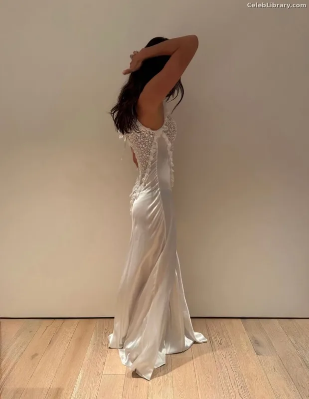Irina Shayk photo 6 of 1219