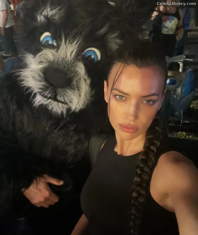 Irina Shayk photo 2 of 1219