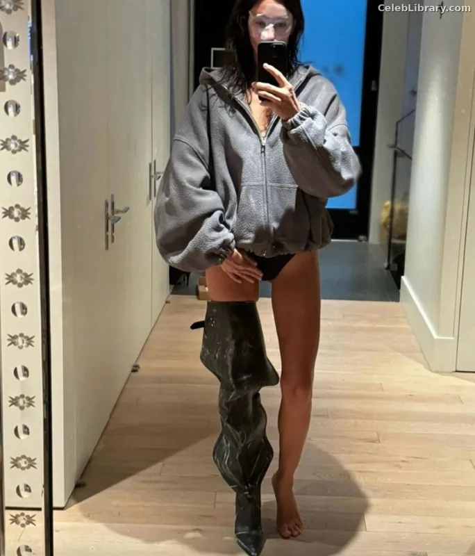 Irina Shayk photo 2 of 1219