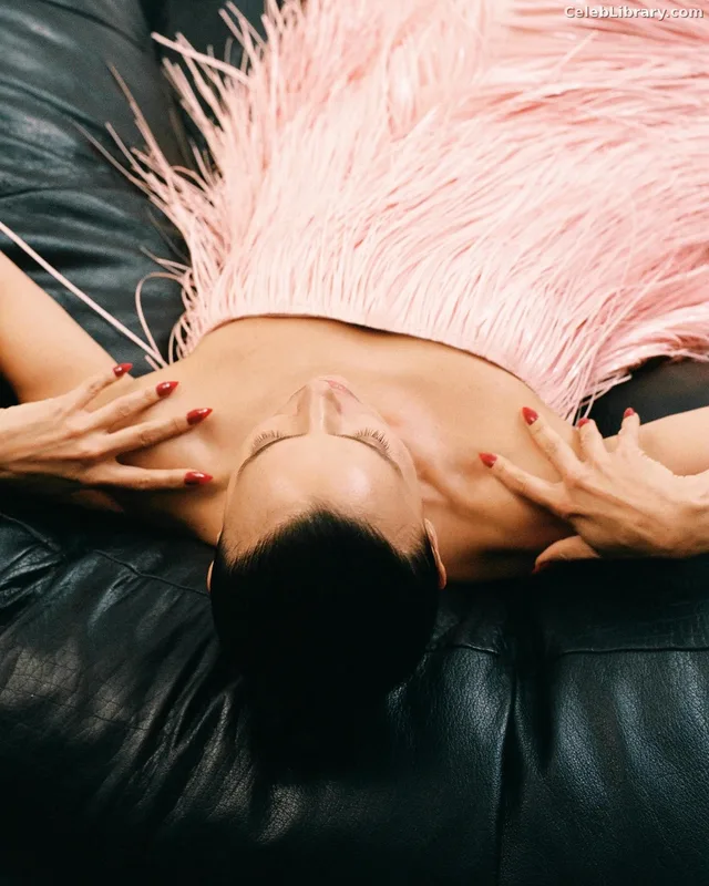 Irina Shayk photo 3 of 1219