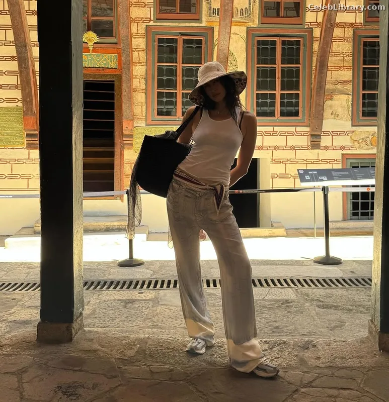 Irina Shayk photo 1 of 1219