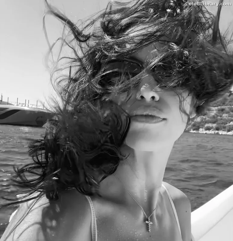 Irina Shayk photo 3 of 1219