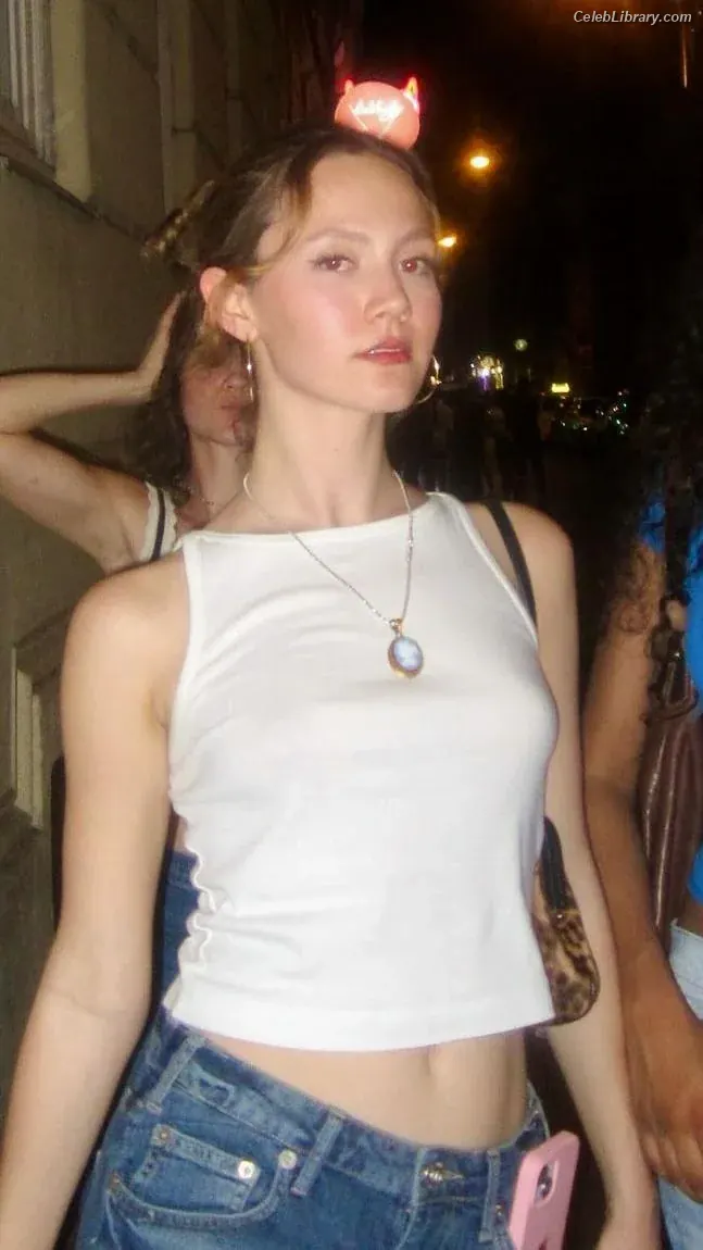 Iris Apatow photo 2 of 207