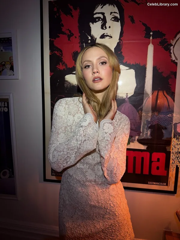 Iris Apatow photo 5 of 208