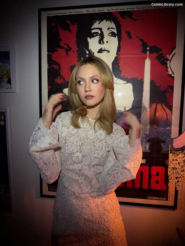 Iris Apatow photo 6 of 208
