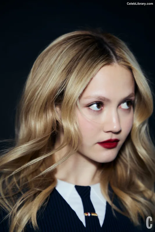 Iris Apatow photo 2 of 208