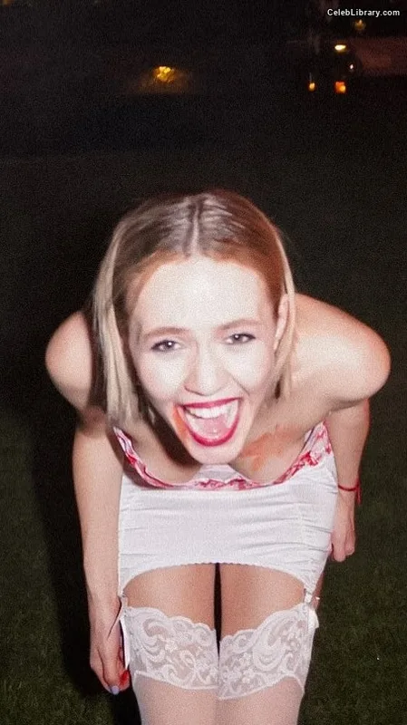 Iris Apatow photo 7 of 208