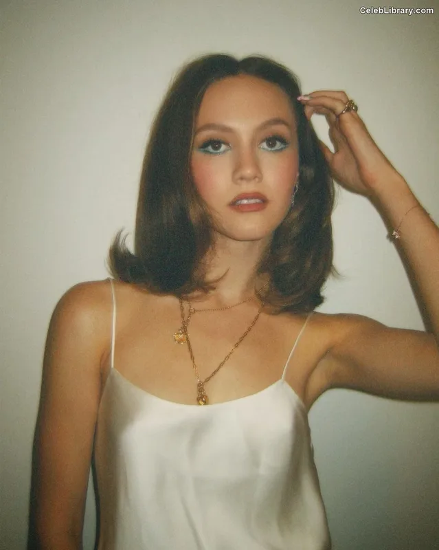 Iris Apatow photo 4 of 208