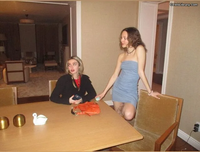 Iris Apatow photo 8 of 208