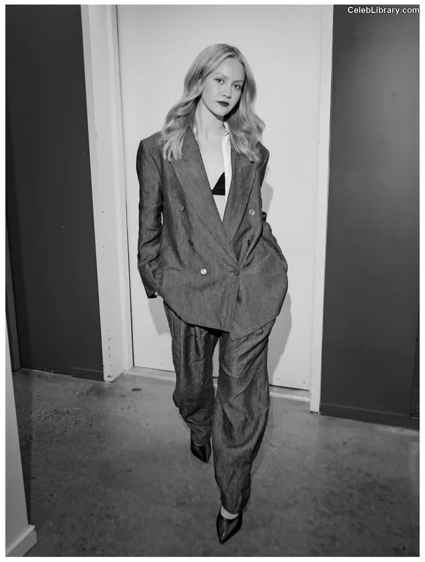 Iris Apatow photo 9 of 208