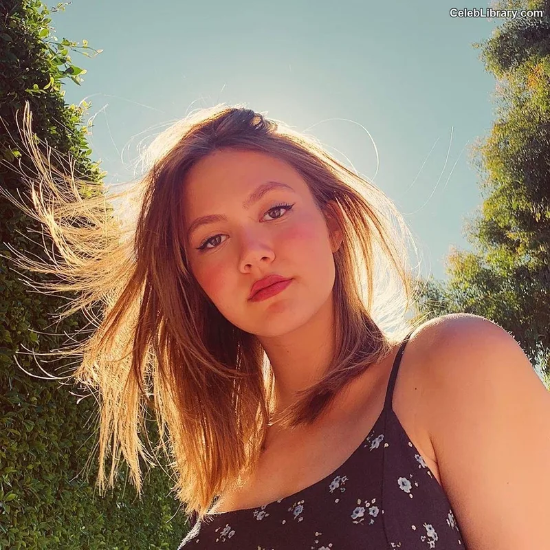 Iris Apatow photo 22 of 208