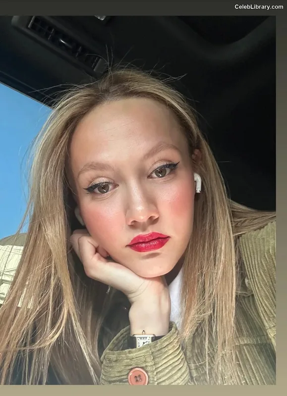 Iris Apatow photo 3 of 208