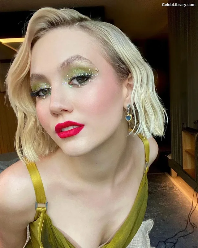 Iris Apatow photo 4 of 208