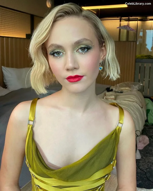 Iris Apatow photo 5 of 208