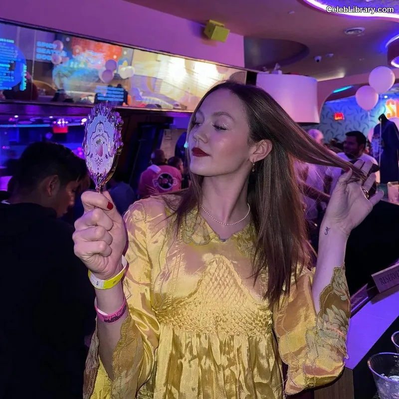 Iris Apatow photo 1 of 208