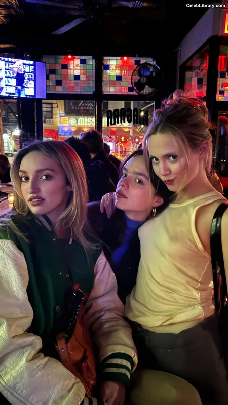 Iris Apatow photo 18 of 208