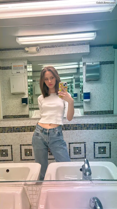 Iris Apatow photo 21 of 208