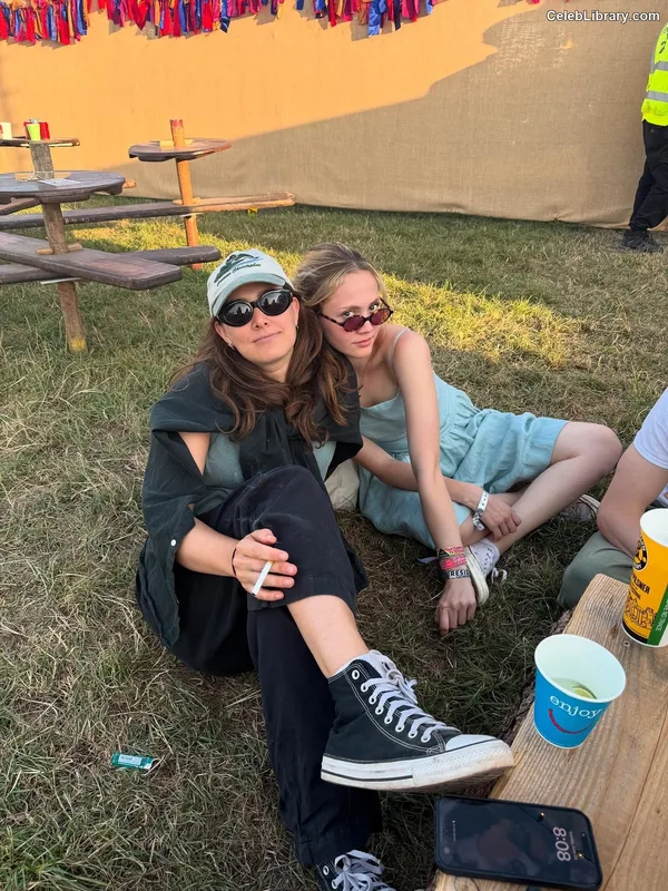 Iris Apatow photo 9 of 208