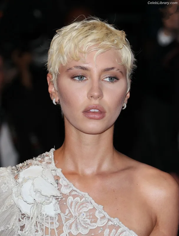 Iris Law photo 19 of 403