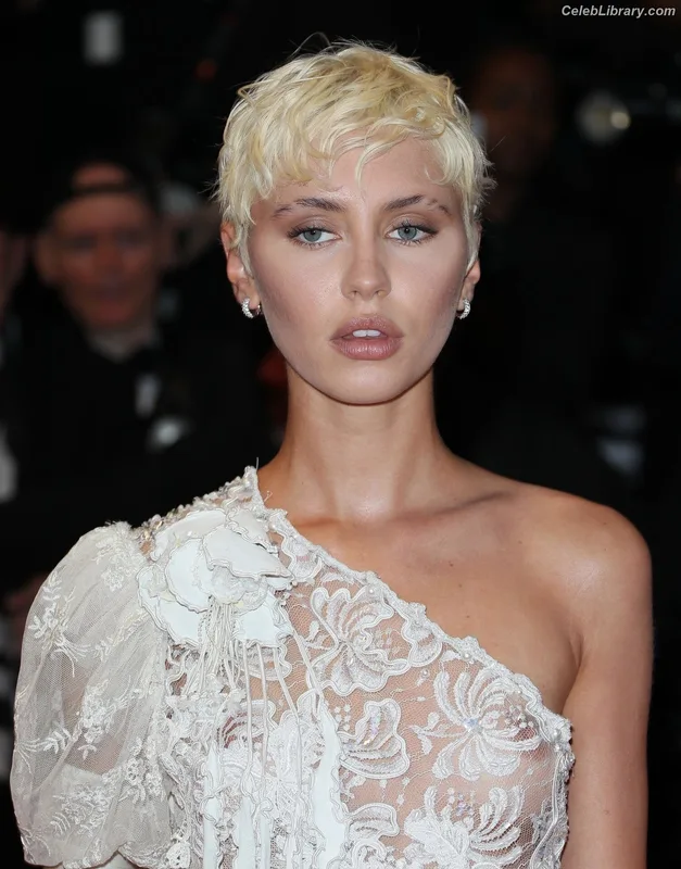 Iris Law photo 20 of 403