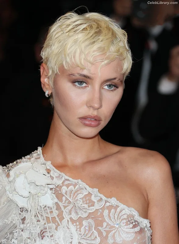 Iris Law photo 22 of 403