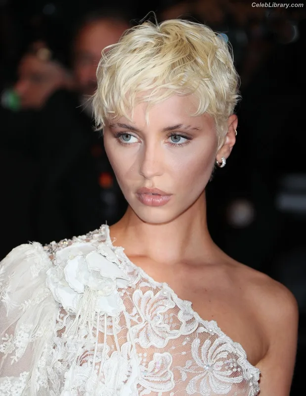 Iris Law photo 23 of 403