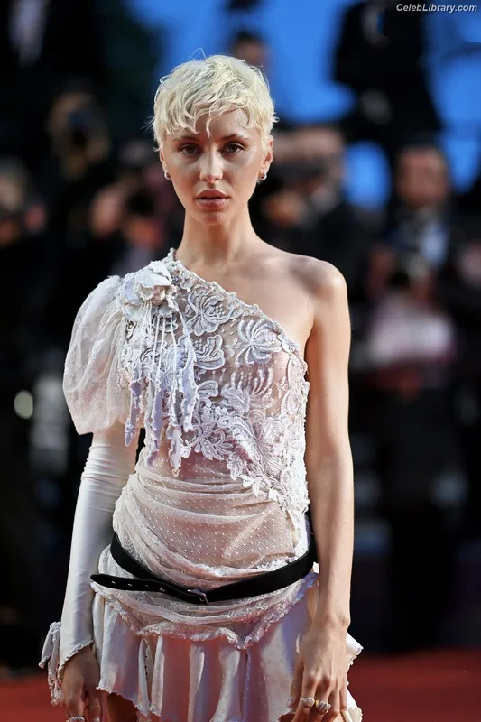 Iris Law photo 7 of 403