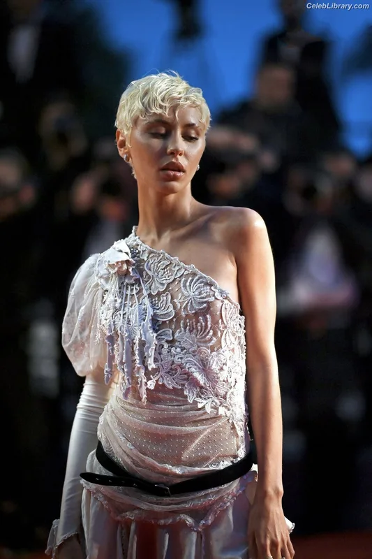 Iris Law photo 8 of 403