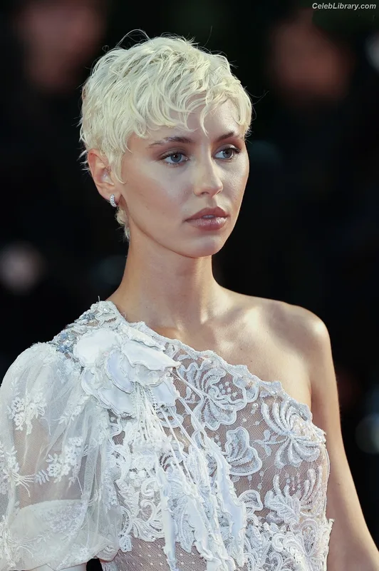 Iris Law photo 11 of 403