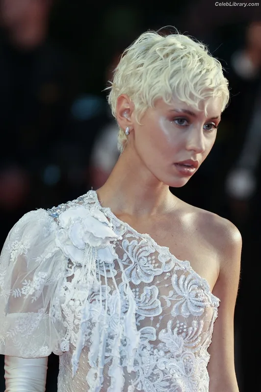 Iris Law photo 12 of 403
