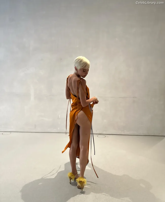Iris Law photo 8 of 403