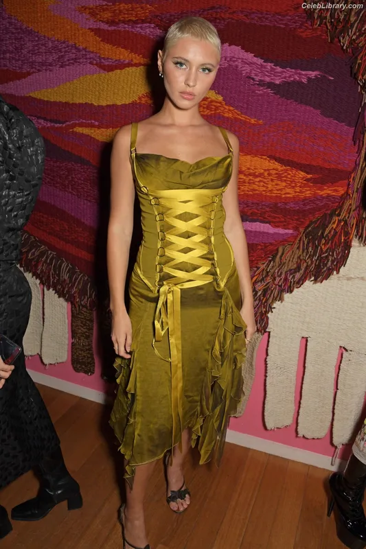 Iris Law photo 20 of 403